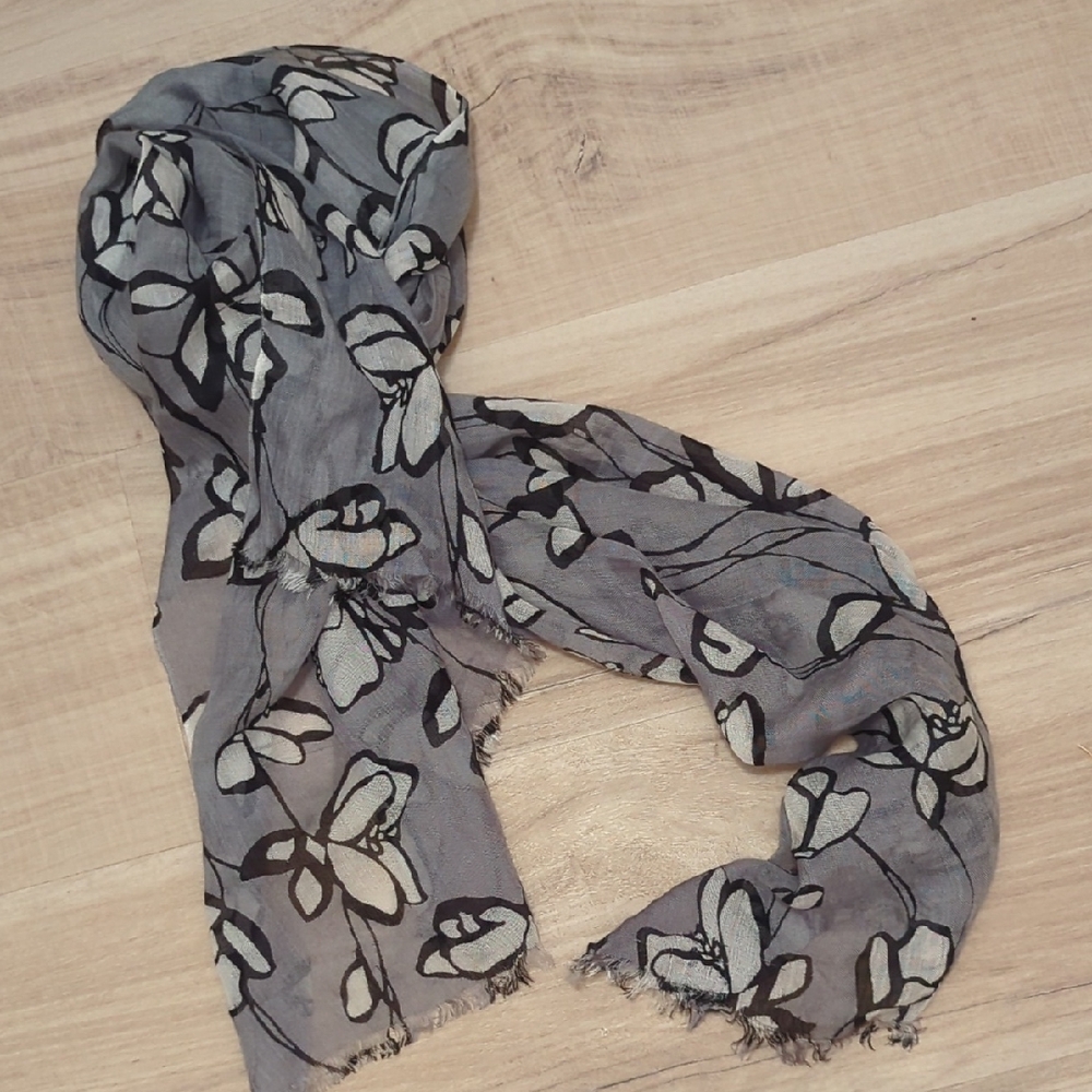 25"x72" Gray Scarf With White Flowers